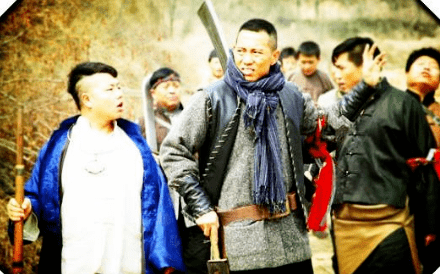 8个剧本。第二年，便只有三部戏来找他，其中就包括电视剧《关中匪事》。他听说要拍半年，还是演土匪，剧本