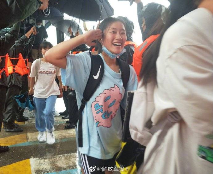 歙县|武警官兵为歙县考生搭起遮雨长廊