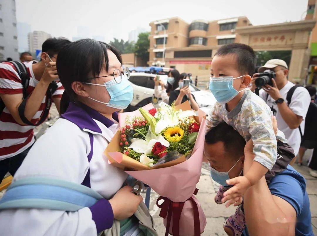 考生|“史上最长高考”结束 有鲜花有拥抱