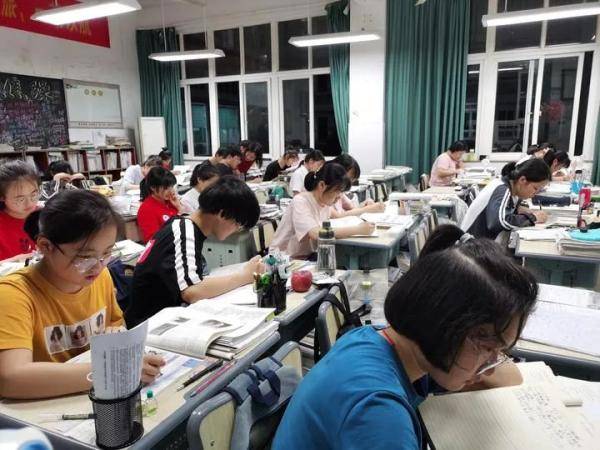 考试|“硬核”陪考！老师做的这些，学生记一辈子