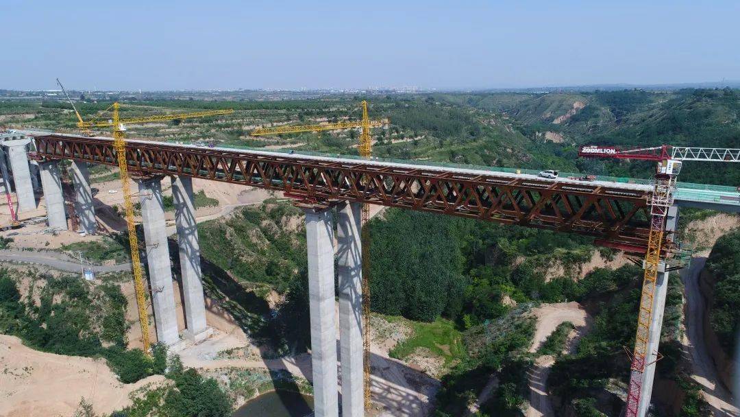国内高速公路最大跨度上承式钢桁梁顶推完成