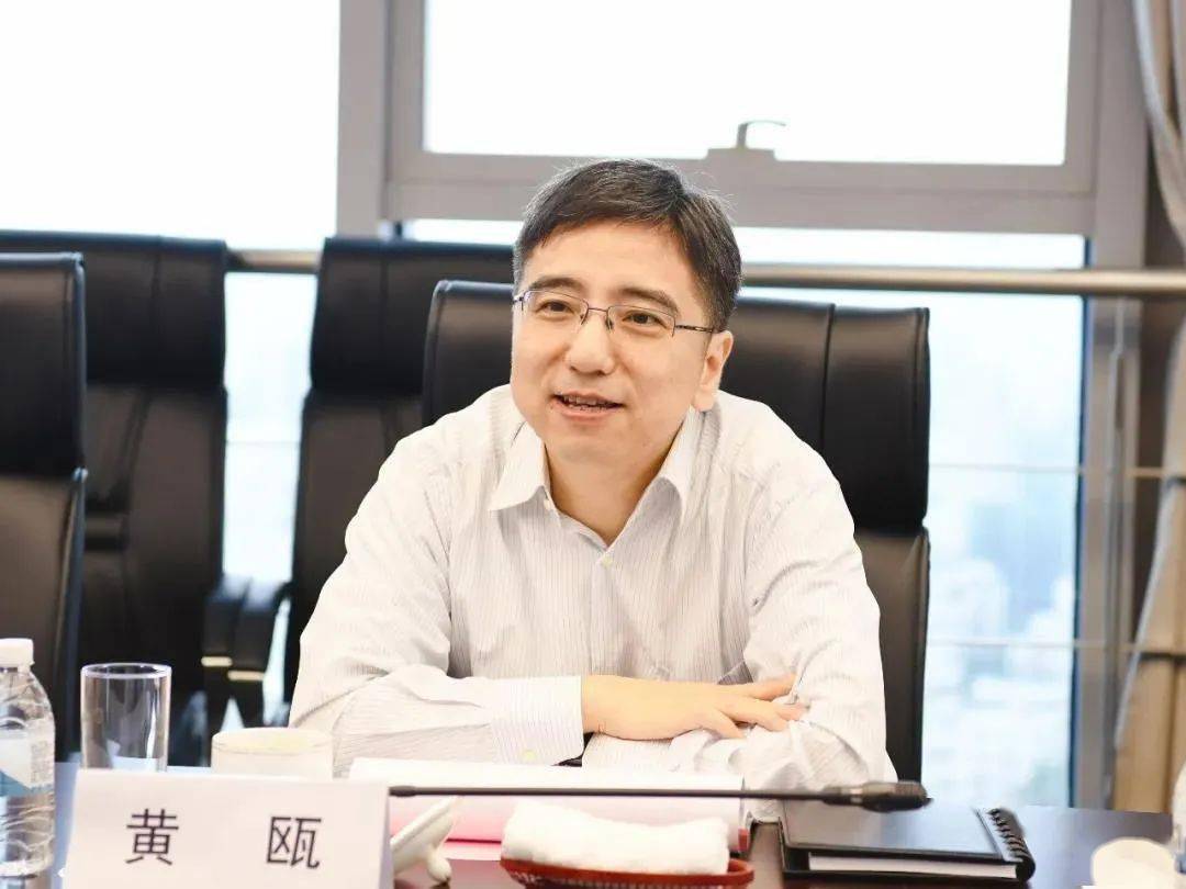 黄瓯在揭牌仪式上表示,新能源转型是上海电气发展大方向,符合国家