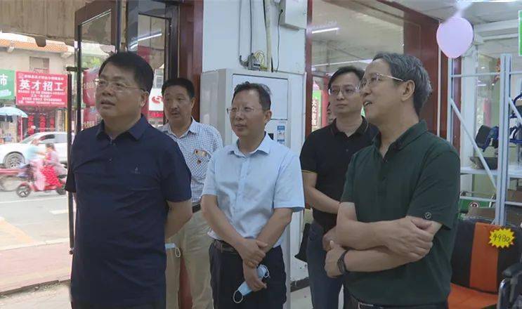 员乔建民,权益保障部副部长孙居源一行,在新乡市总工会副主席张林方
