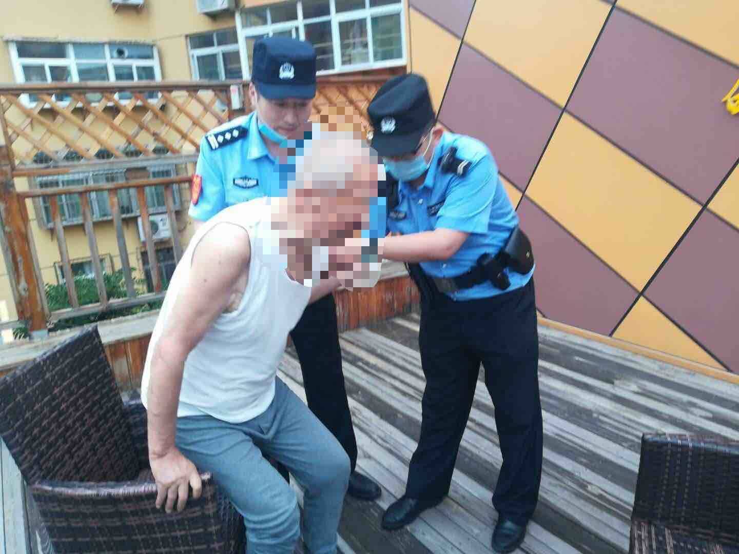 情绪|患小脑萎缩想念很久不见的儿子 老人爬上楼顶欲轻生