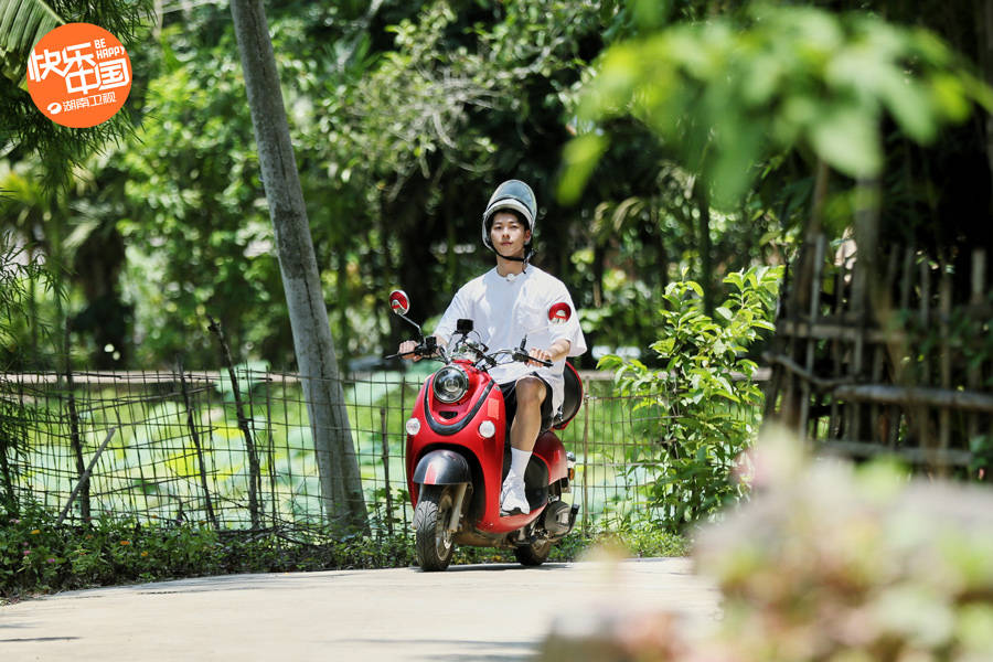 李维嘉|《向往4》许光汉送彭昱畅《想见你》同款伍佰磁带