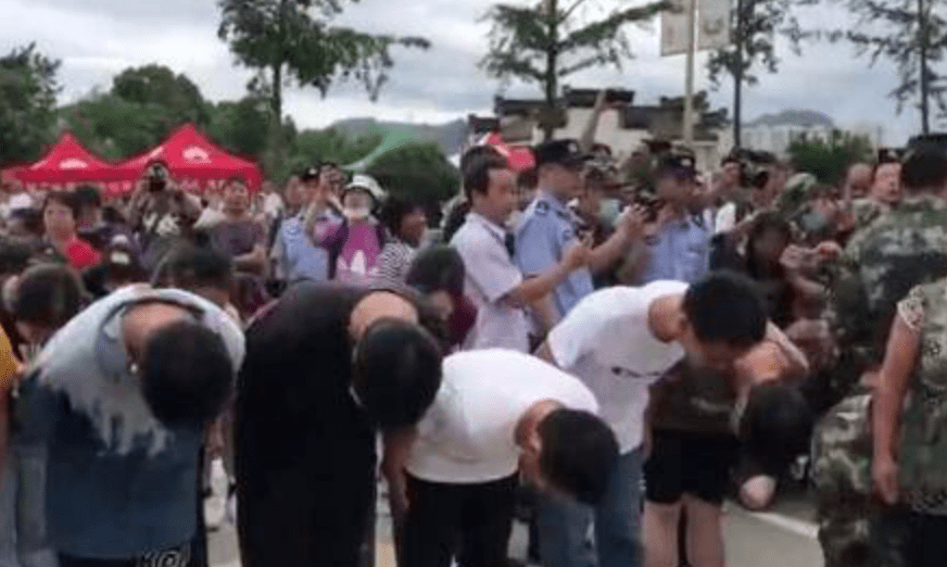 考后|一字马、人形比心……这些“考后出场方式”出圈了