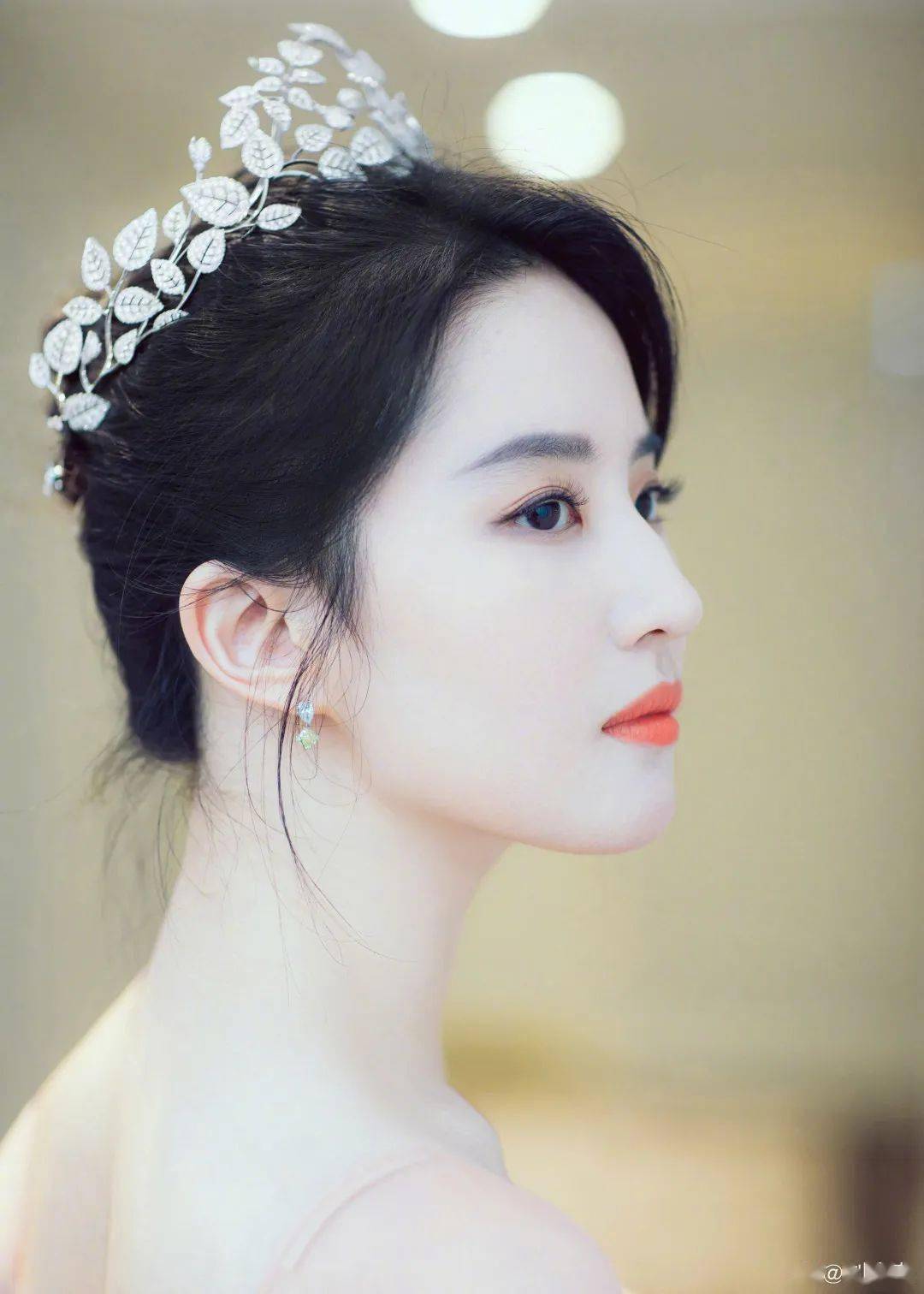 头发|沸了一个夏天的《小娘惹》追了没？女主高颅顶发型有点看头！