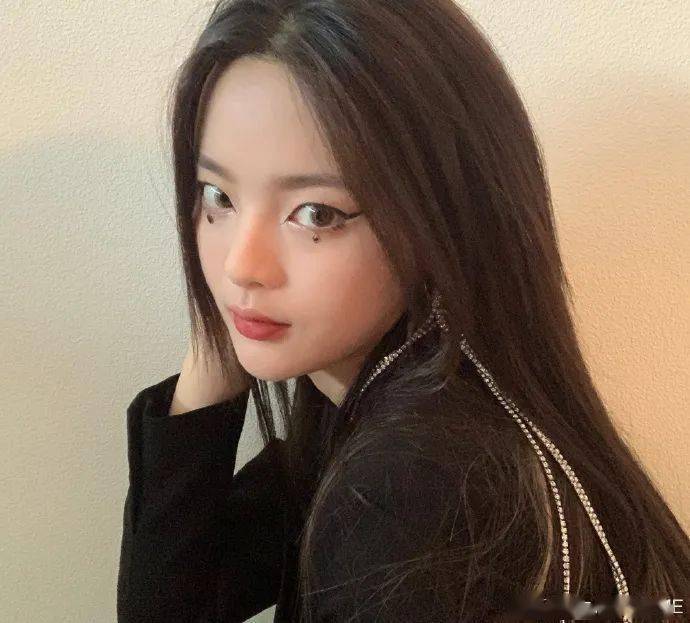 夏日|黄晓明狂流汗不脱妆，杨超越的“落泪女团妆”上热搜！一线女星背后百万化妆师的夏日最强无暇底妆教程送上！