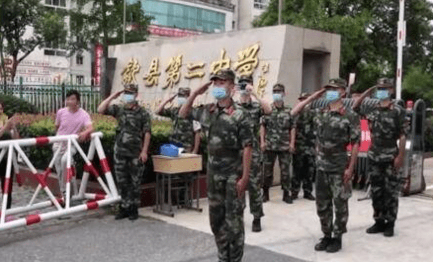 考后|一字马、人形比心……这些“考后出场方式”出圈了