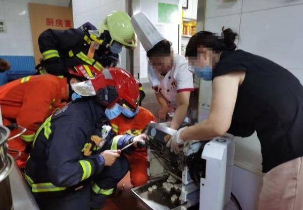 进行|北京突发：饺子馆女员工被压面机卡手，消防紧急救援