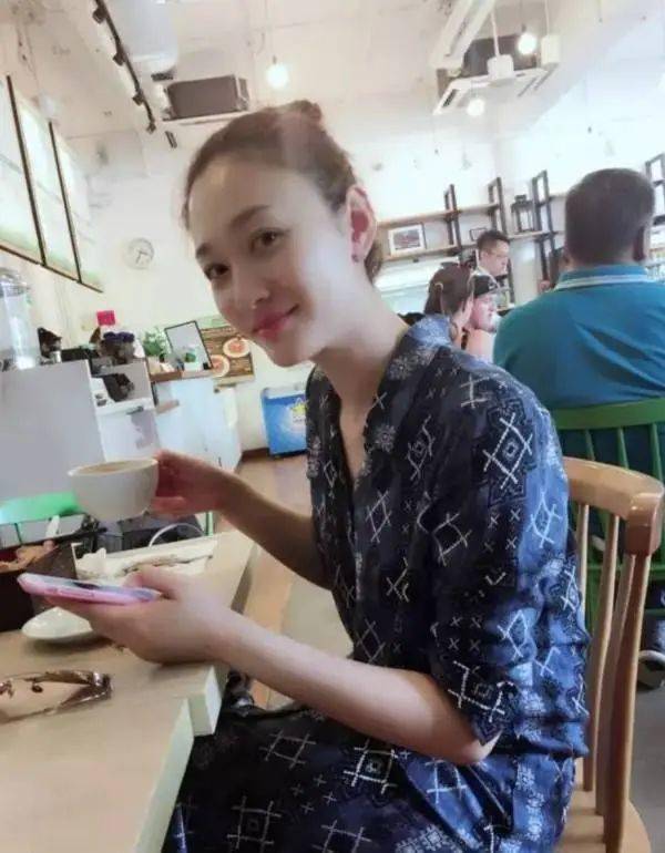 同龄人|李小冉的确是44岁,但素颜太清纯了,衬得同龄人好老!