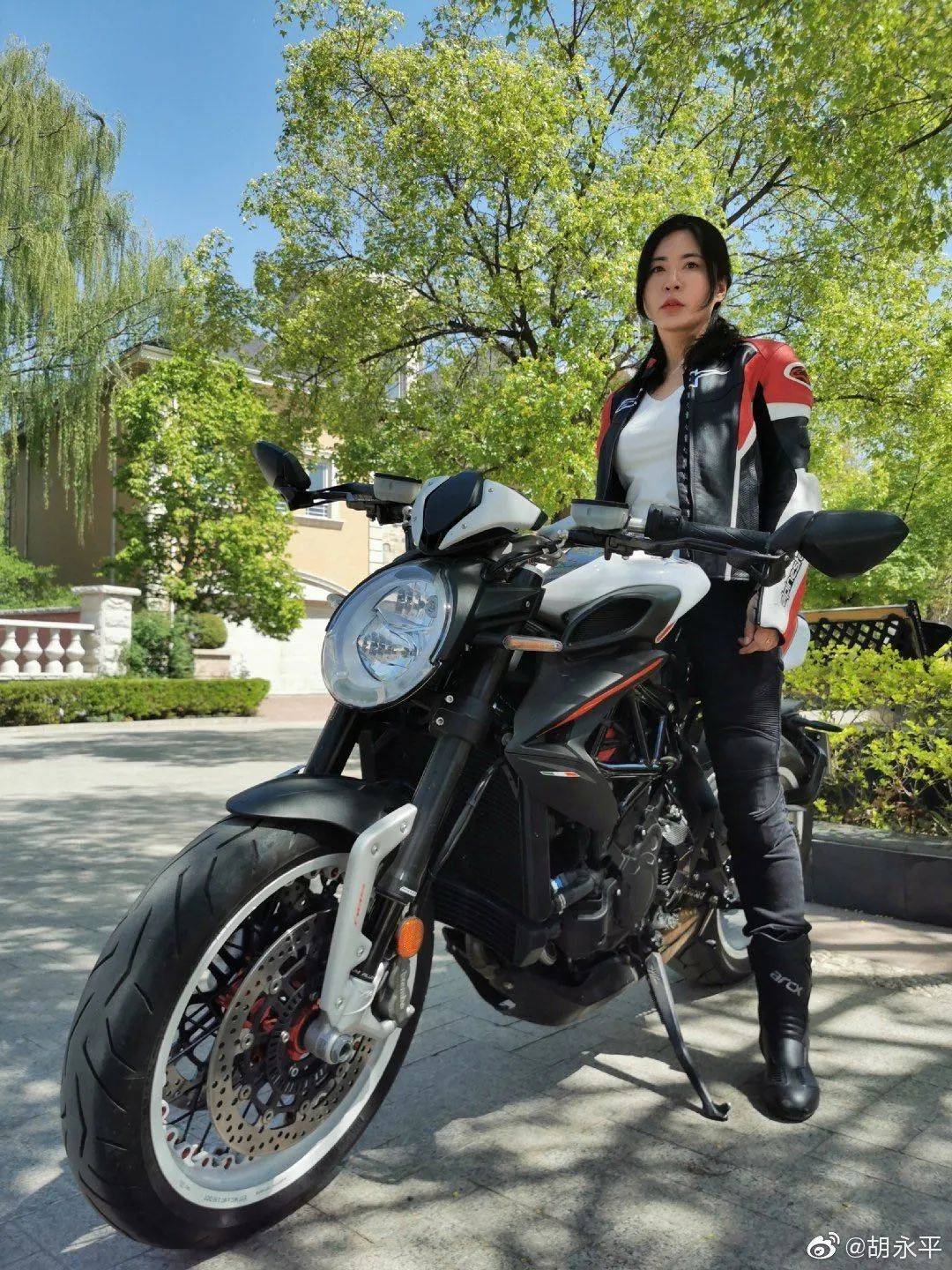 要有光|在微博上乘风破浪的姐姐们：要有光，就自己发光