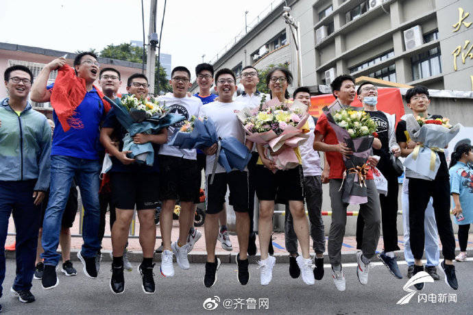 鲜花|定格高考结束瞬间，鲜花、拥抱、还有妈妈的吻
