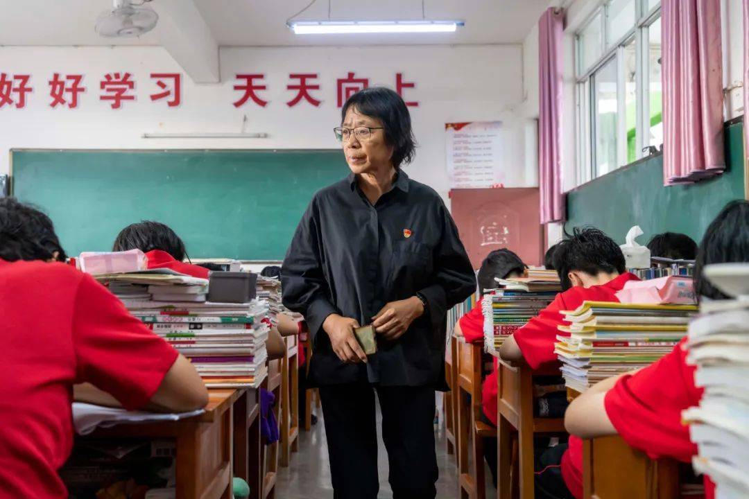 7月3日,张桂梅到教室检查学生上晚自习情况