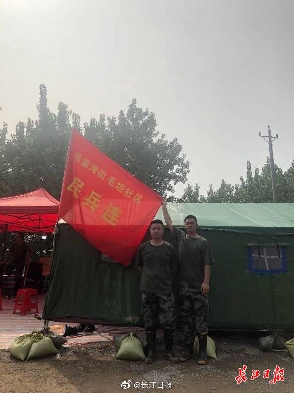 才出|武汉学生才出高考考场又上防汛大堤，18岁小伙驻守武金堤