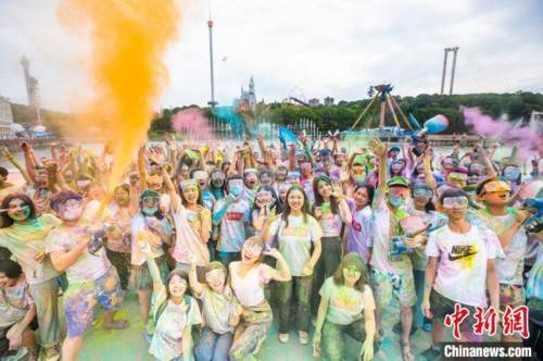 可可|湖南万名高考生“彩虹跑”庆祝毕业