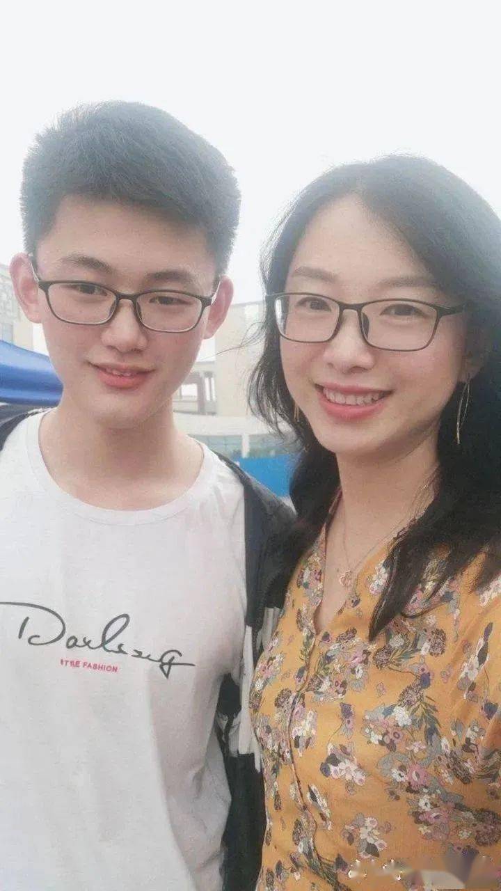 林静|高考生考场外“跪谢”班主任：没有更好的方式