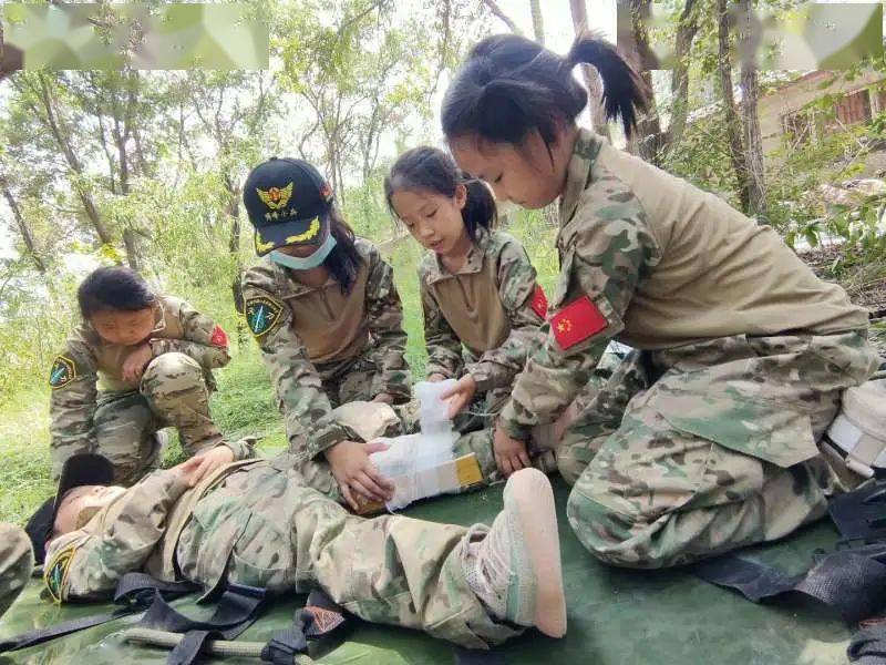 小小特种兵野外伪装隐蔽,包扎救护战场模拟