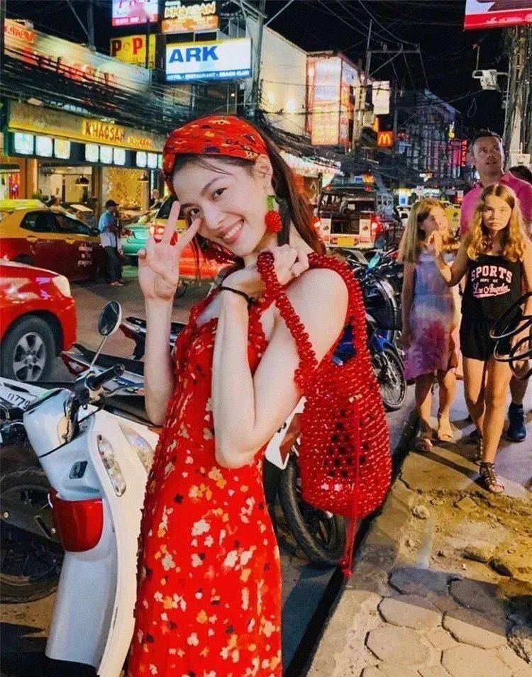包袋|快看，这些时髦包袋写着夏天的名字！