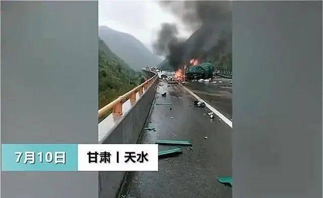 场面令人害怕造成多辆过路轿车受损由大货车引发的交通事故在天水连霍