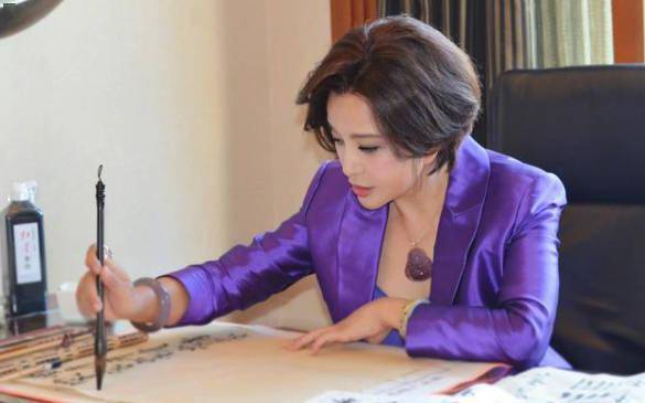 书法展|刘晓庆举办书法展，胸前超大翡翠抢镜，天价珠宝多到戴不完