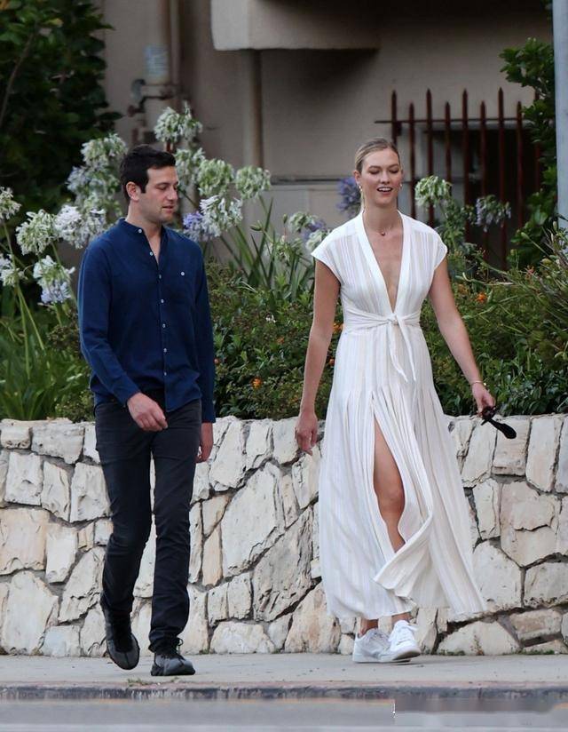 卡莉克劳斯karliekloss穿着时尚的白色长裙和丈夫在洛杉矶
