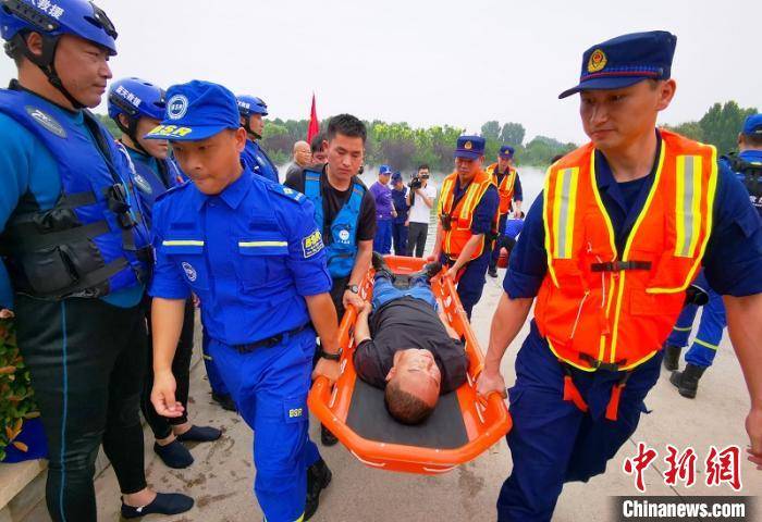 中原区|郑州：消防联合民间救援队开展水域联合救援演练