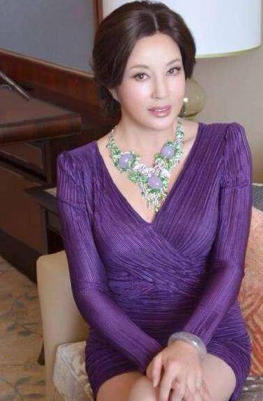 书法展|刘晓庆举办书法展，胸前超大翡翠抢镜，天价珠宝多到戴不完