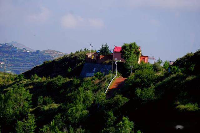 兰州大尖山湛蓝的天空美丽的云海高山的村庄绘成了大山美景画