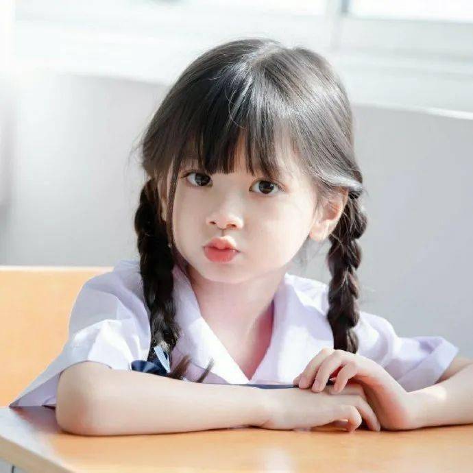 Onew|泰国6岁小萝莉凭借一组照片火爆ins，网友直呼：又来骗我们生女儿！