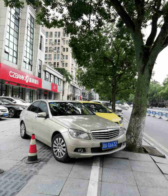 富阳区富春街道恩波大道273号浙商银行前人行道上有 车辆乱停放.