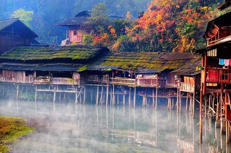 土家族吊脚楼临水而居