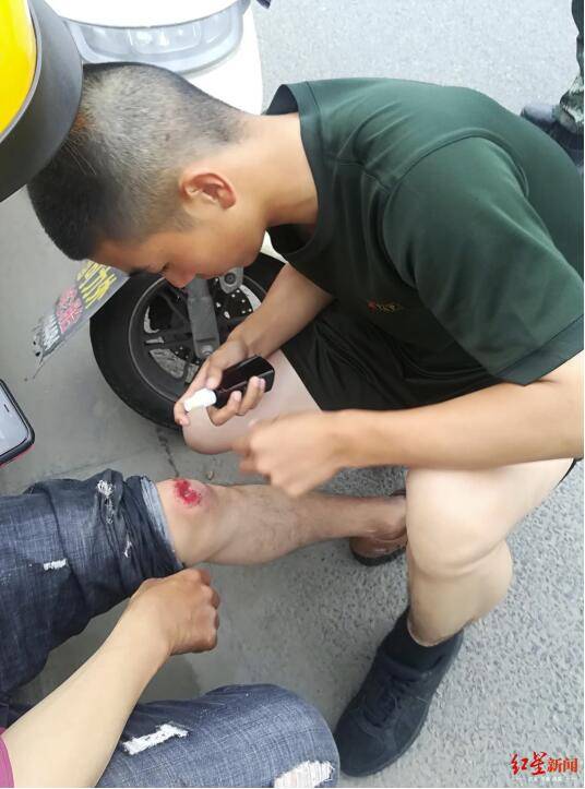 成都|外卖小哥电话响了 接电话的却是武警：“他受伤了，外卖要等一会”