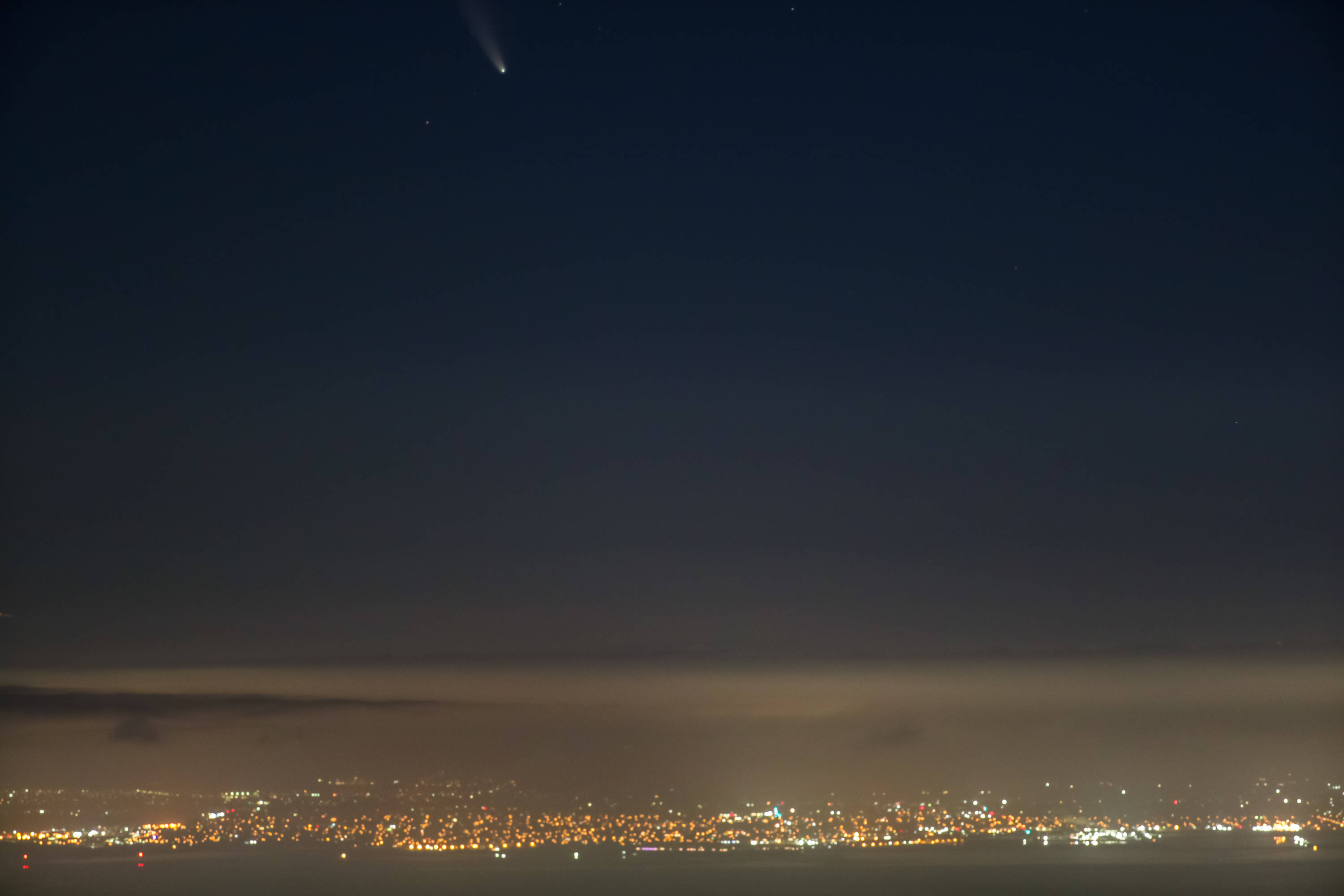 尼欧怀兹彗星现身美国旧金山湾区夜空