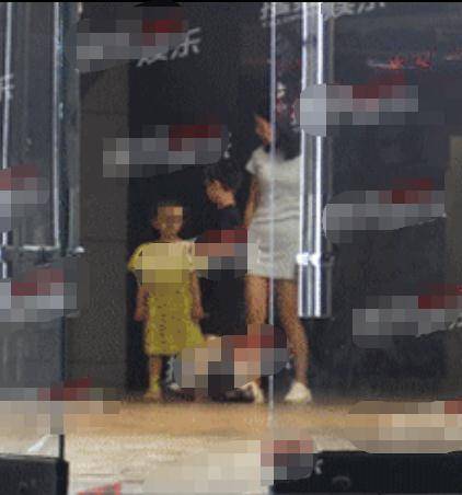 霍思燕二胎女儿“哎哟喂”疑曝光 嗯哼贴心照顾 杜江抱怀中超宠溺