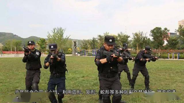 彬州公安特警开展战术队形及手语训练以练为战砺炼精兵