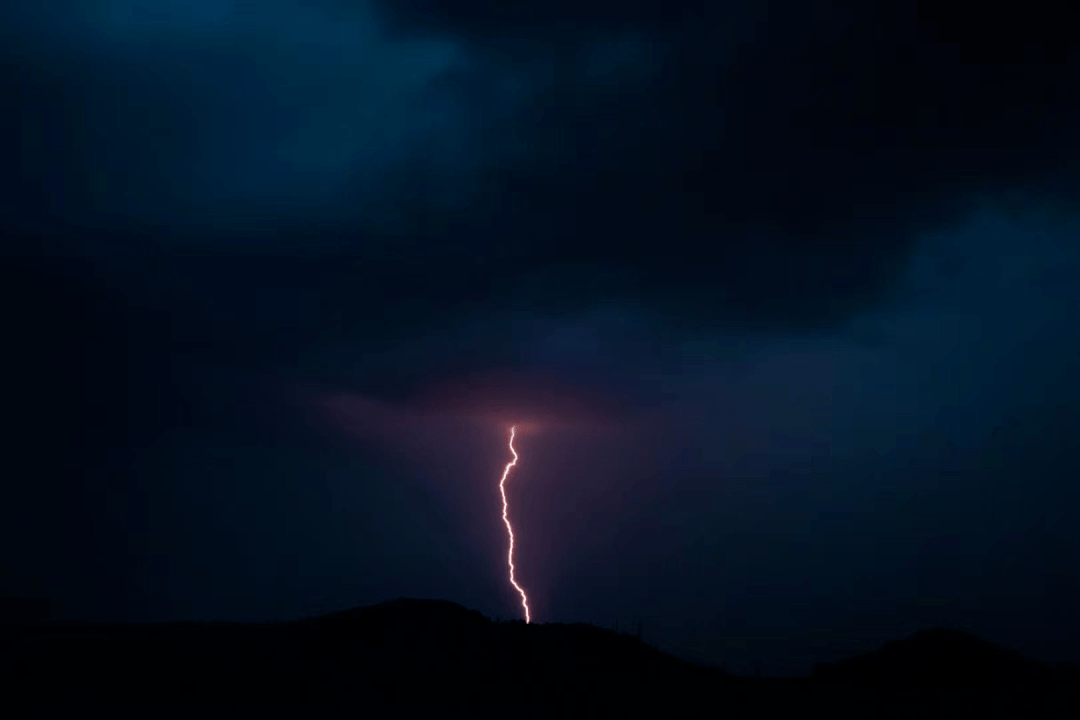 厦门电闪雷鸣 厦门下雨啦 今天17时40分 厦门市气象台发布 雷电黄色