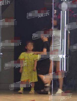霍思燕二胎女儿“哎哟喂”疑曝光 嗯哼贴心照顾 杜江抱怀中超宠溺