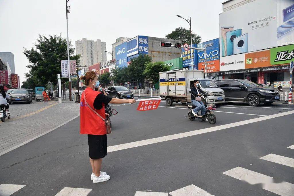 创城进行时定州205名社会和大学生交通志愿者上岗执勤满城尽飘志愿红