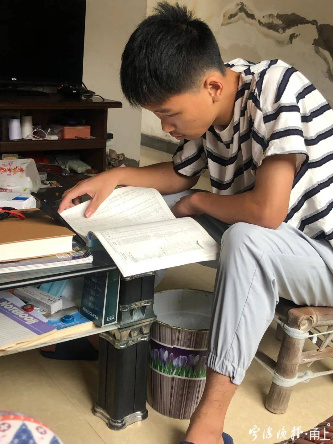 乘客|【点赞】公交司机被男子锁喉，18岁高考生挺身而出