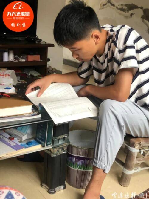 胡师傅|男子公交车上吸烟被劝阻，竟两次冲打司机！关键时刻，刚高考完的他两次出手…