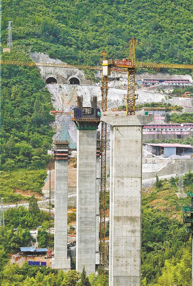 城开高速 凿山架桥建通途