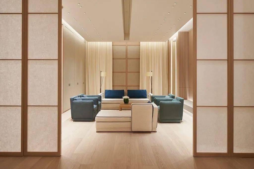 银座|LVMH 在东京银座的两个奢侈品店,丝般金属和水晶玻璃,各有各的高级