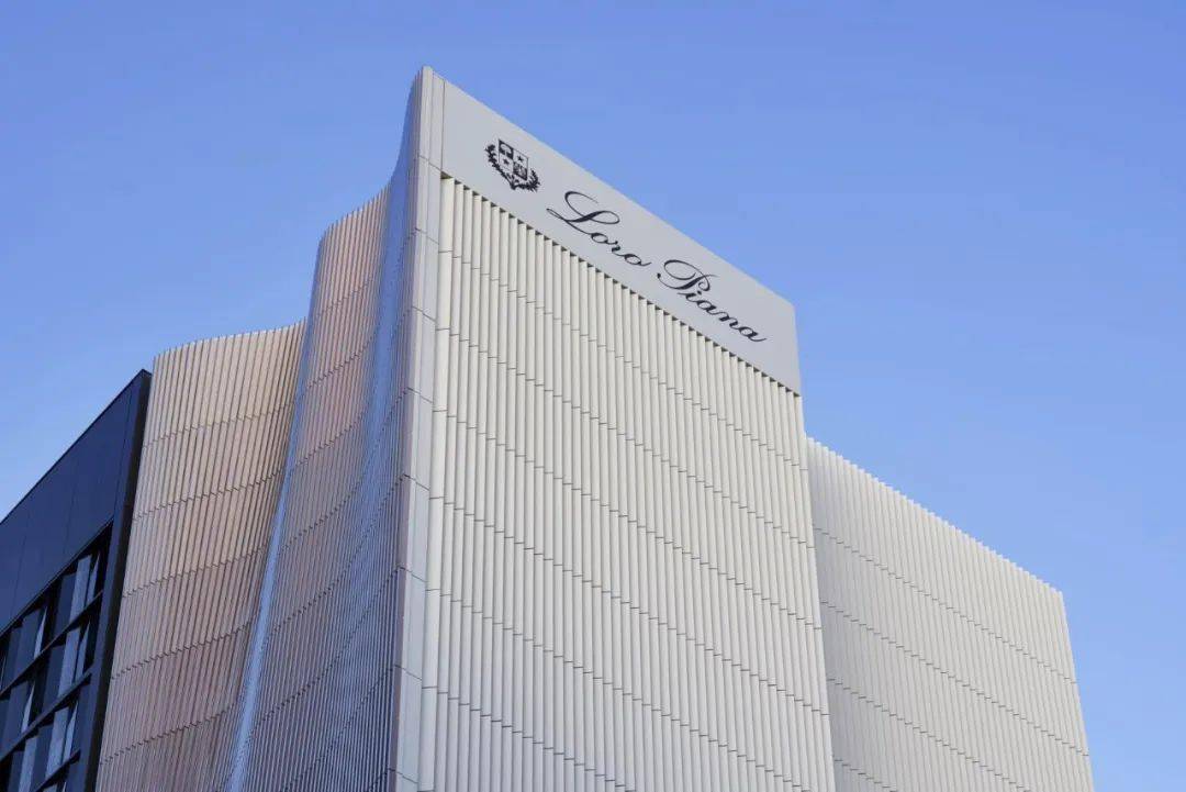 银座|LVMH 在东京银座的两个奢侈品店,丝般金属和水晶玻璃,各有各的高级