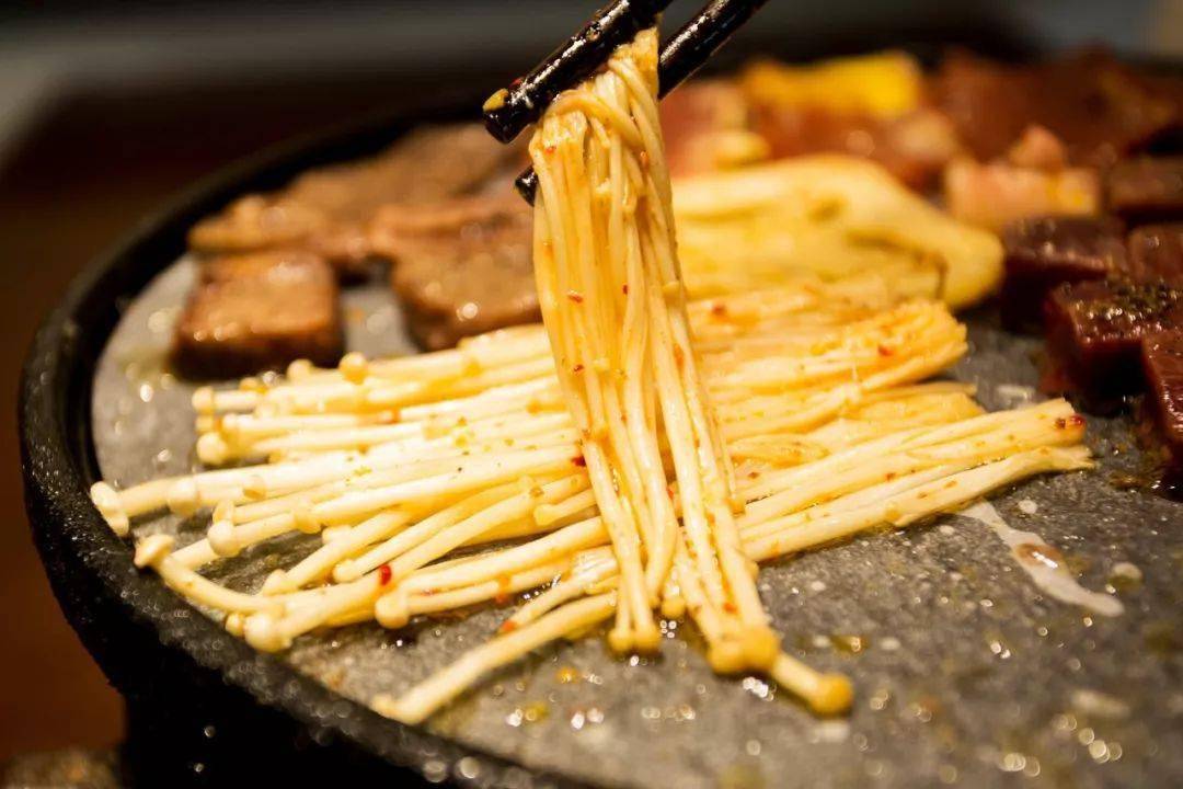 五花肉|酥嫩爆汁！【火遍长沙的“网红烤肉”】78元抢门市价235元 柒酒烤肉 3-4人餐！现切现拌