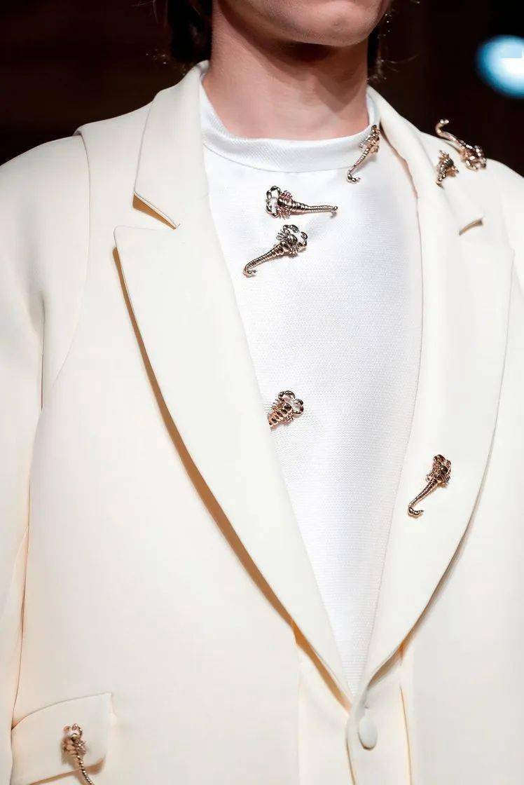 高定|美中带飒！对决于每一寸肌肤的高定细节，赋予了女性之美的全新定义