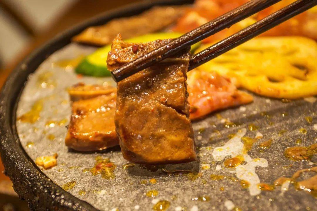 五花肉|酥嫩爆汁！【火遍长沙的“网红烤肉”】78元抢门市价235元 柒酒烤肉 3-4人餐！现切现拌