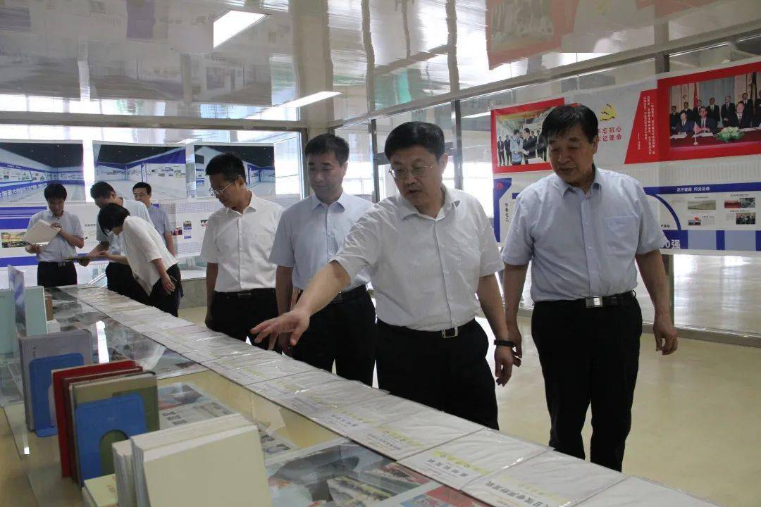 随后,王良来到华泰集团实地参观了东营市(华泰)非公党建学院和新闻纸