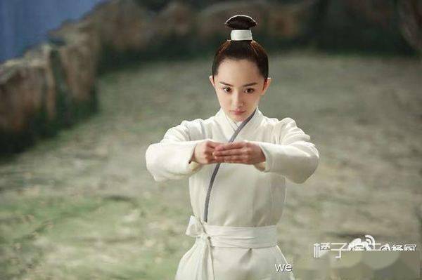 吐槽|热巴新古装造型曝光！发际线被疯狂吐槽，造型师为啥这样对美女？