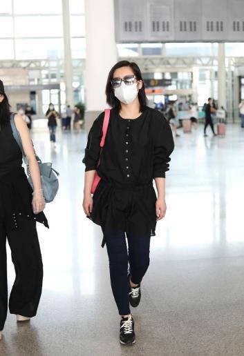 五五|秦海璐现身机场,打扮朴素,身材五五分一点不像女明星